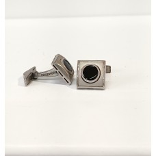 Μανικετόκουμπα Ασημένια Τετράγωνα Γυαλιστερά - Ματ, στο κέντρο ένας στρογγυλός όνυχας CUF05